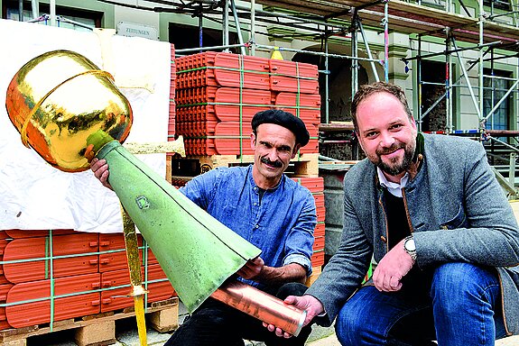2019 übergibt Oberbürgermeister Tobias Eschenbacher eine Zeitkapsel mit Dokumenten unserer Zeit. Die Kapsel befindet sich seither im Turmkreuz. (Foto: Stadt Freising)