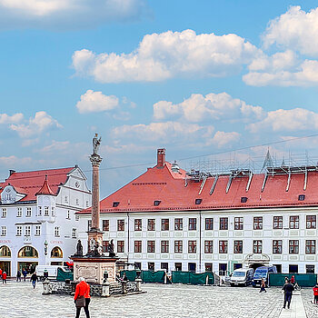Der Freisinger Marienplatz mit der prächtigen Barockfassade des Asamgebäudes, kurz vor der Fertigstellung. (Foto: S. Kirchmaier)