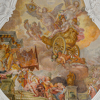 Das Hauptdeckenbild des Asamsaals nach der Restaurierung, ein Werk des Hans Georg Asam aus dem Jahr 1709. Es stellt den Triumphzug der beiden Allegorien Wissenschaft und Tugend dar – ganz im Sinne der damaligen Nutzung als fürstbischöfliche Hochschule. (Foto: S. Kirchmaier)