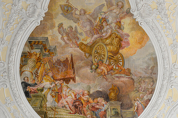 Das Hauptdeckenbild des Asamsaals nach der Restaurierung, ein Werk des Hans Georg Asam aus dem Jahr 1709. Es stellt den Triumphzug der beiden Allegorien Wissenschaft und Tugend dar – ganz im Sinne der damaligen Nutzung als fürstbischöfliche Hochschule. (Foto: S. Kirchmaier)